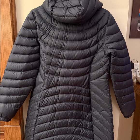 L.L. Bean Women's Ultralight 850 Down Hooded Coat, Three-Quarter Length Size M - Picture 4 of 7